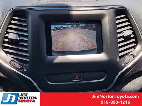 Used 2019 Jeep Cherokee Latitude Plus AWD/4WD image 18