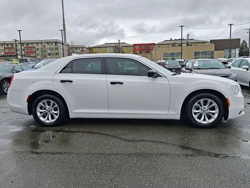 Used 2023 Chrysler 300 Touring image 9