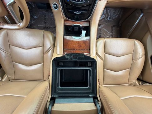 Used 2017 Cadillac Escalade ESV Platinum AWD/4WD image 23