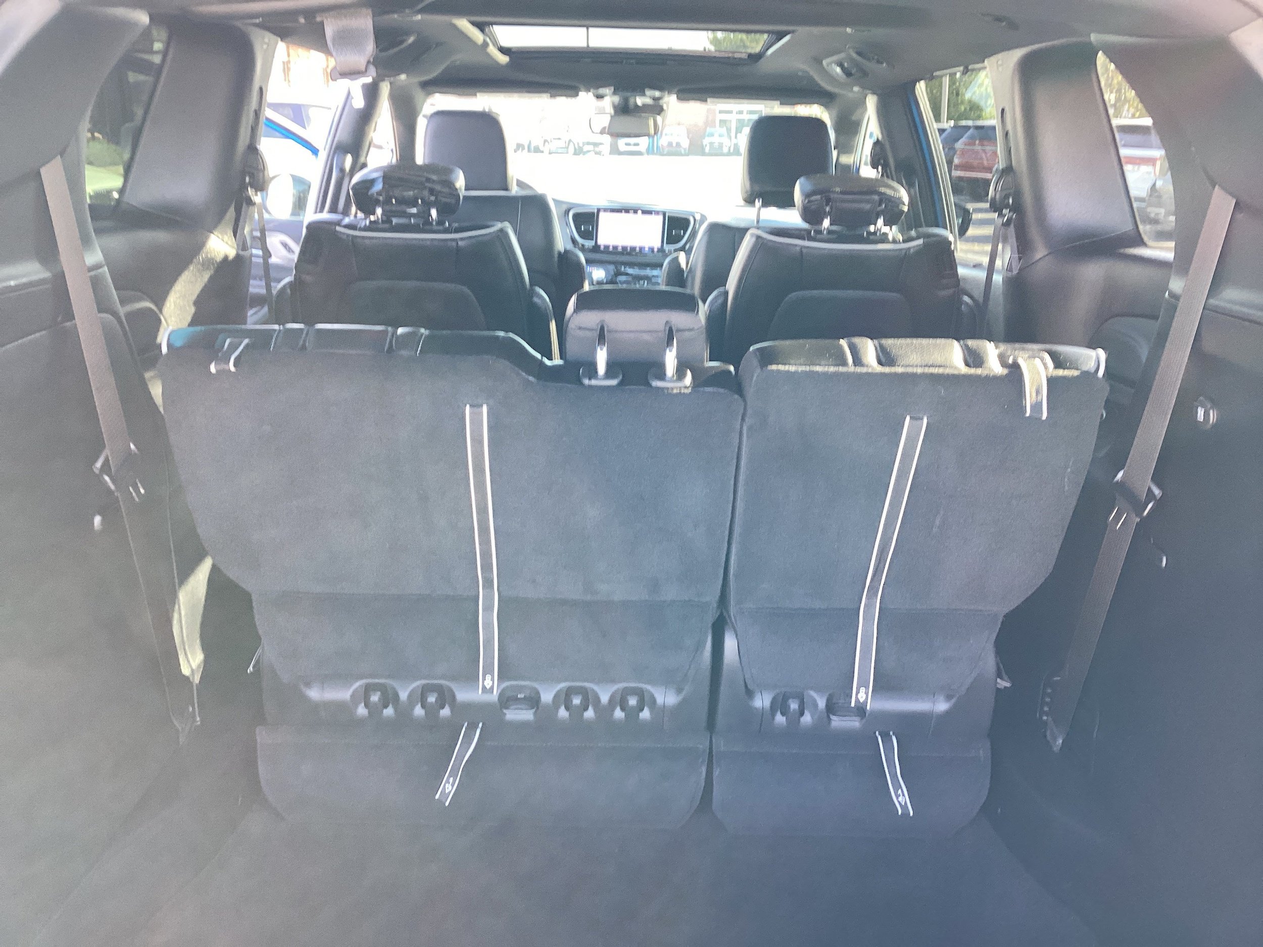 Used 2027 Chrysler Pacifica Limited FWD image 11