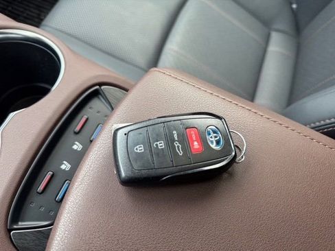 Used 2022 Toyota Venza Limited w/ Advanced Technology Package image 32