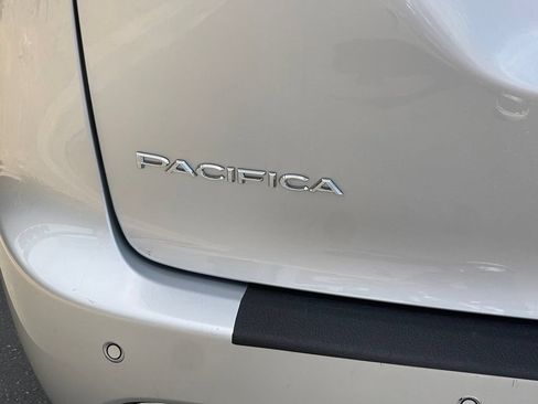 Used 2023 Chrysler Pacifica Touring-L FWD image 4