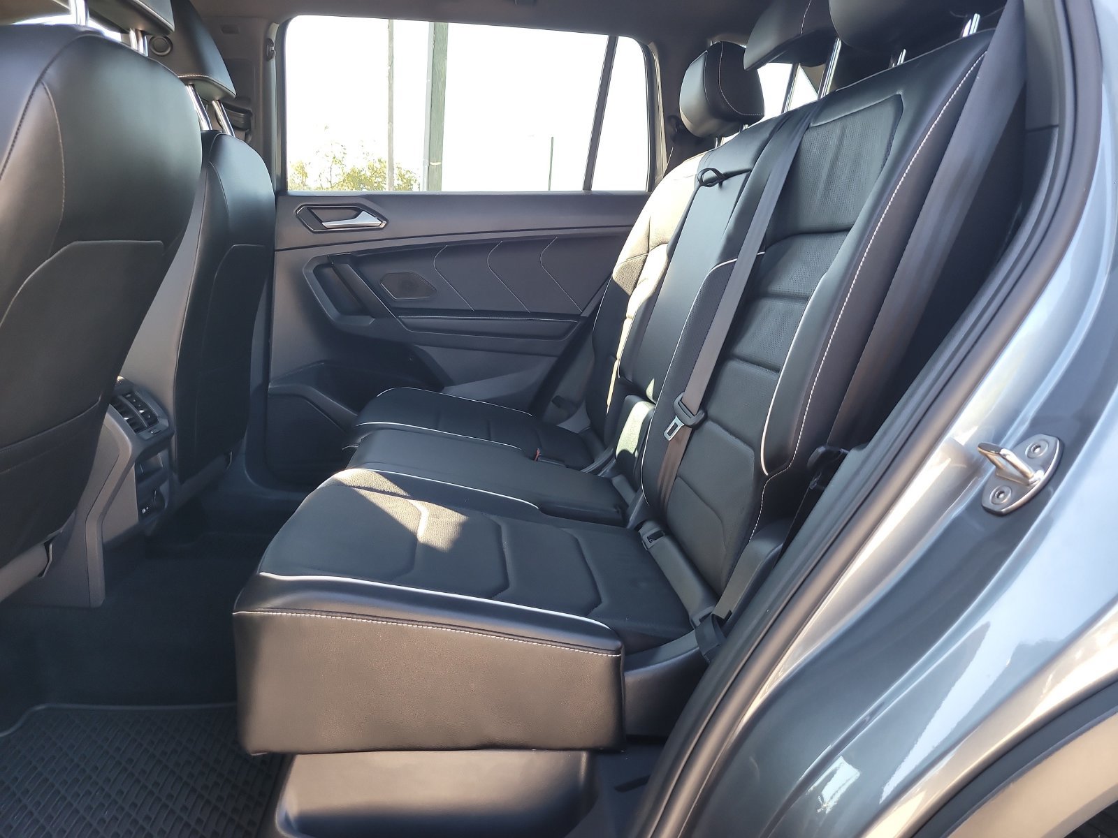 Used 2022 Volkswagen Tiguan SEL R-Line AWD/4WD image 9