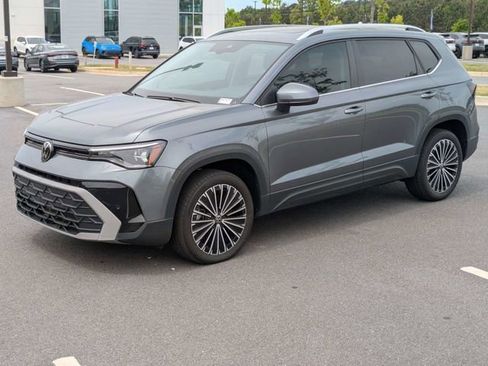 Used 2025 Volkswagen Taos SE image 8