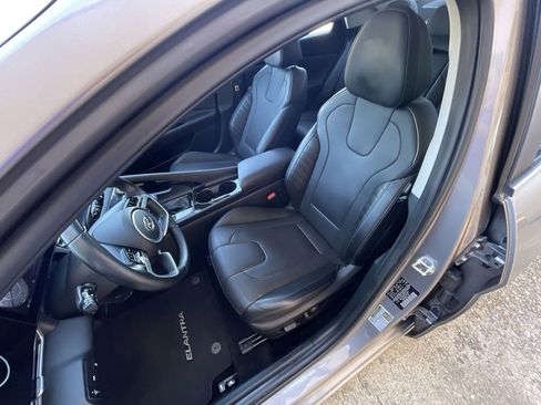 Used 2023 Hyundai Elantra Limited w/ Preferred Accessory Package image 19