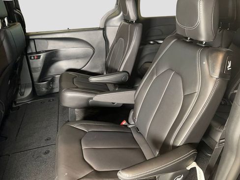 Used 2026 Chrysler Pacifica Select FWD image 13