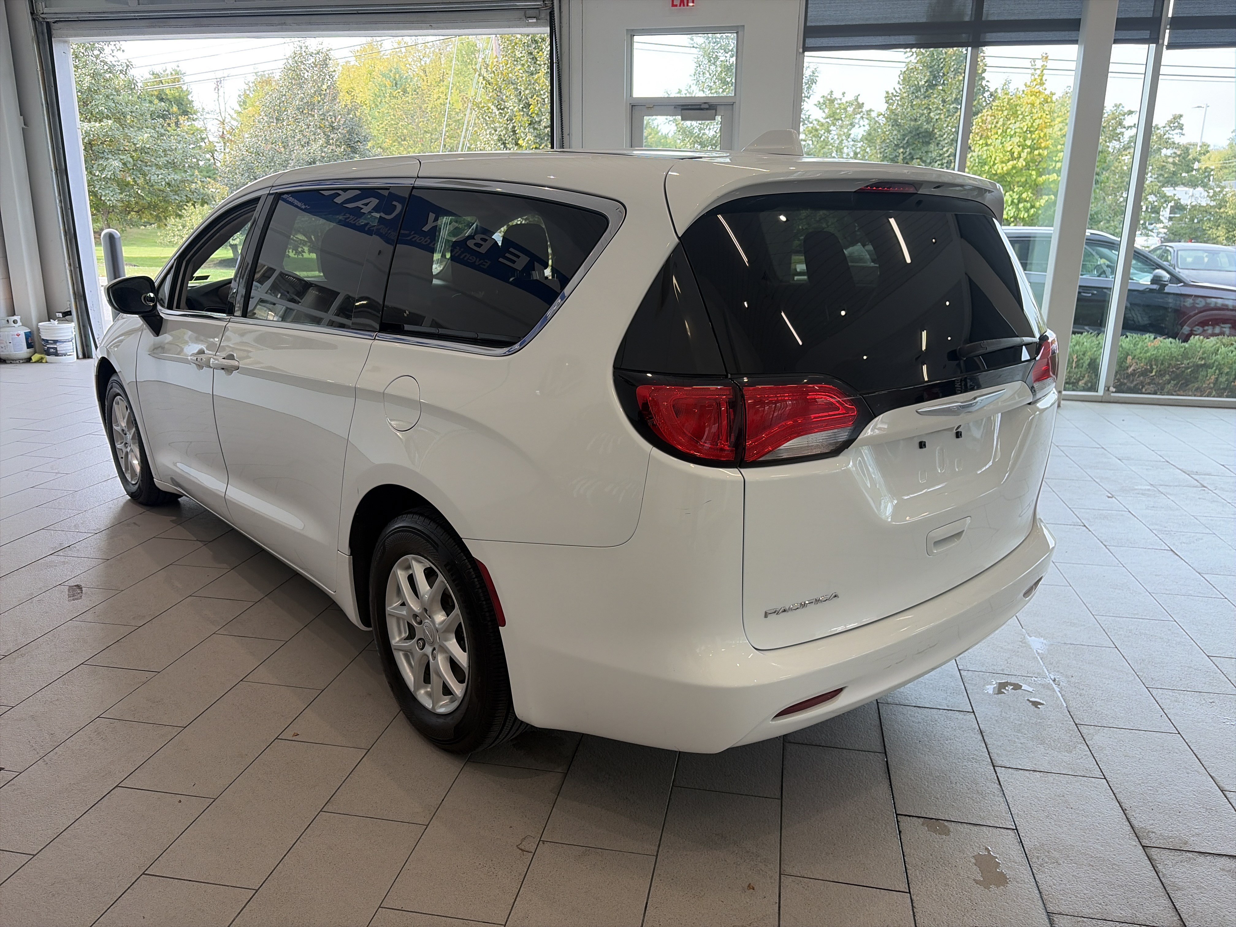 Used 2017 Chrysler Pacifica LX FWD image 6