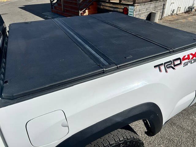 Used 2017 Toyota Tacoma TRD Sport AWD/4WD image 21
