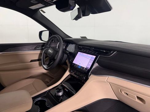 Certified 2025 Jeep Grand Cherokee Limited w/ Luxury Tech Group II RWD image 31