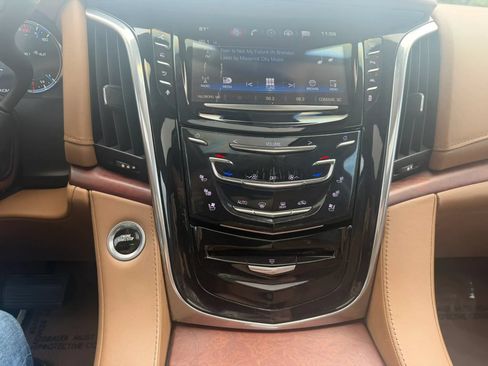 Used 2016 Cadillac Escalade Platinum AWD/4WD image 24