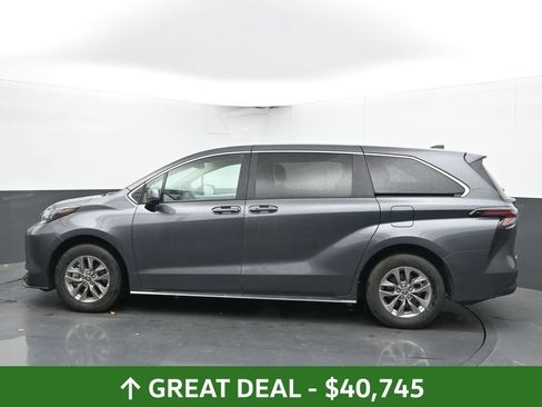 Used 2025 Toyota Sienna LE image 9