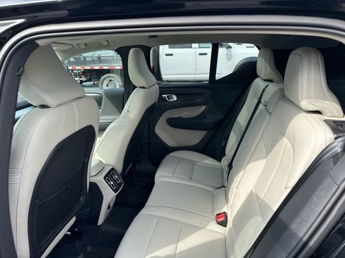 Used 2020 Volvo XC40 T5 Momentum w/ Protection Package Premier image 24