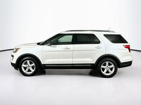 Used 2018 Ford Explorer XLT w/ Equipment Group 202A FWD image 4