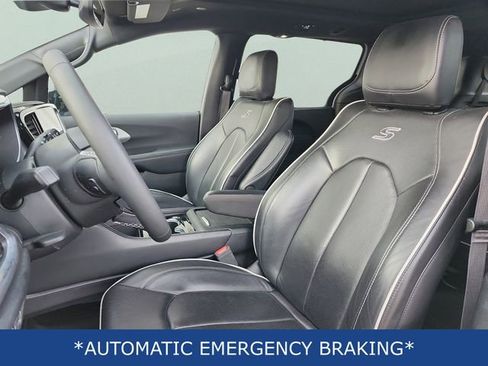 Used 2025 Chrysler Pacifica Limited FWD image 16