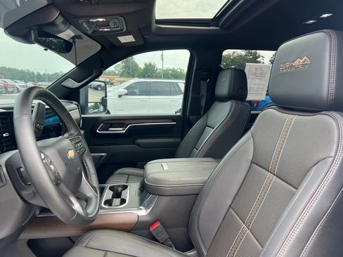 Used 2025 Chevrolet Silverado 2500 High Country w/ Technology Package AWD/4WD image 11