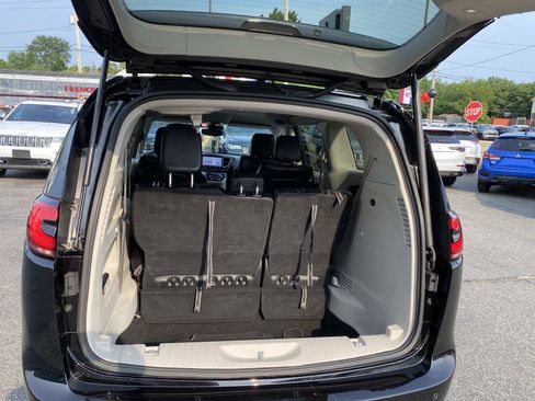 Used 2024 Chrysler Pacifica Touring-L FWD image 5