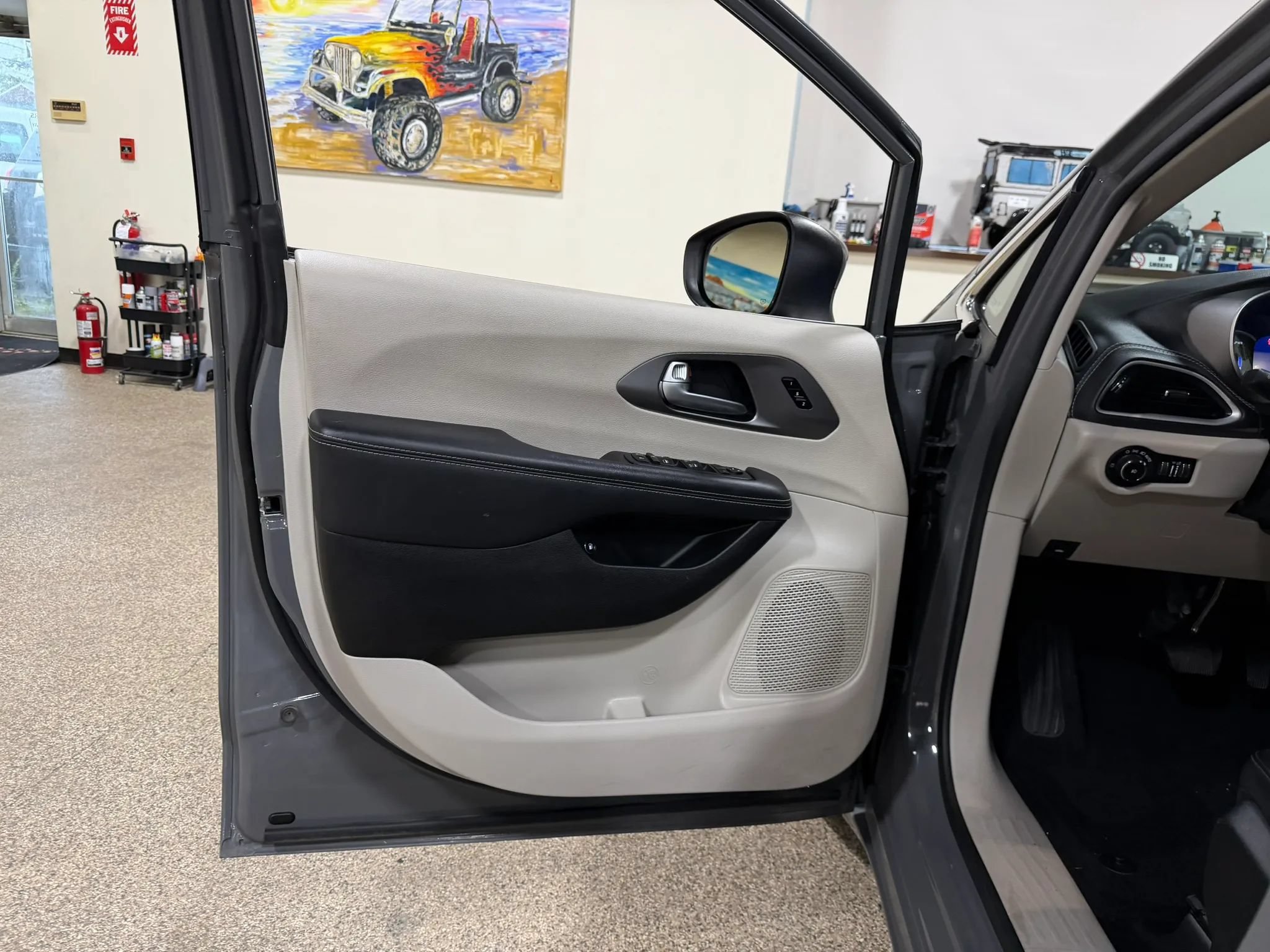 Used 2023 Chrysler Pacifica Touring-L FWD image 25