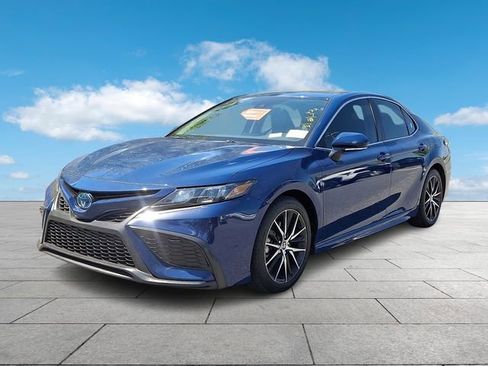 Used 2024 Toyota Camry SE image 3