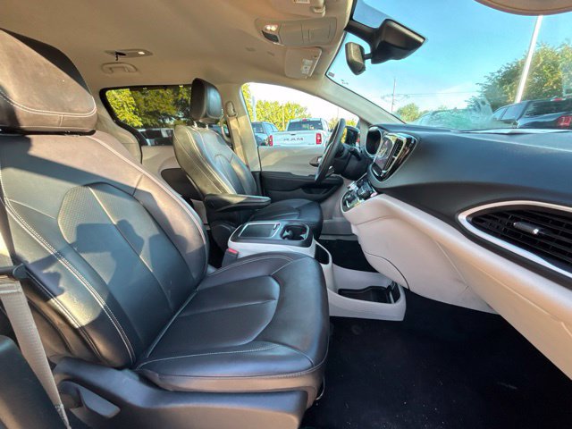 Used 2024 Chrysler Pacifica Touring-L FWD image 10