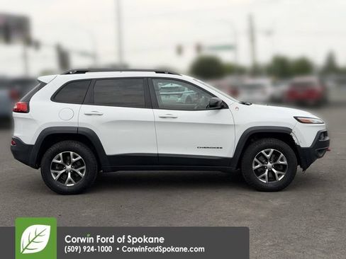 Used 2017 Jeep Cherokee Trailhawk AWD/4WD image 10