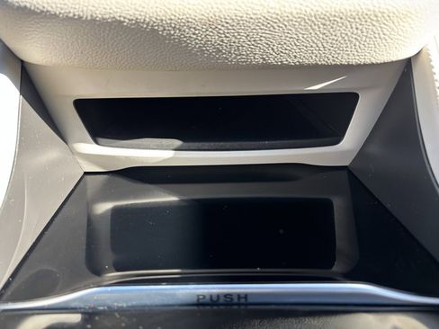 Used 2022 Chrysler Pacifica Limited image 17