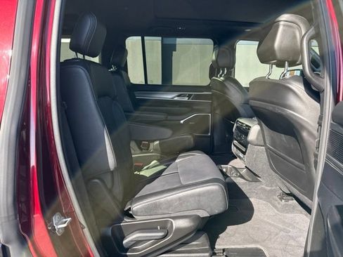 Used 2025 Jeep Wagoneer Series II w/ Premium Group I AWD/4WD image 11