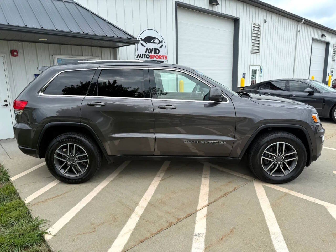 Used 2019 Jeep Grand Cherokee Laredo w/ Laredo X Package AWD/4WD image 9