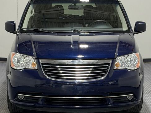 Used 2015 Chrysler Town & Country Touring w/ Driver Convenience Group FWD image 3