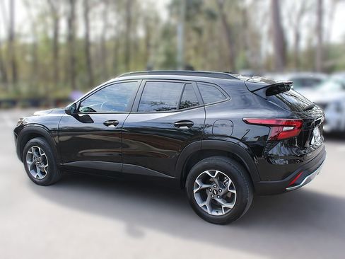 Used 2024 Chevrolet Trax LT w/ LT Convenience Package image 6
