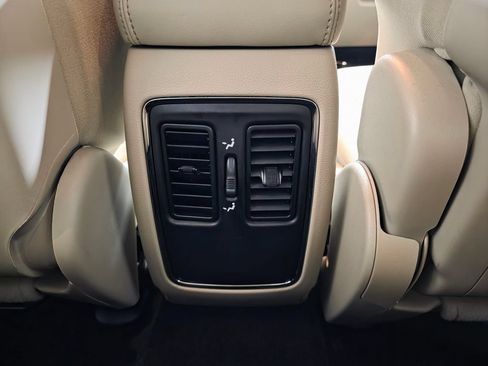 Used 2019 Jeep Grand Cherokee Laredo AWD/4WD image 19