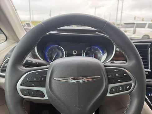 Used 2023 Chrysler Pacifica Limited image 14