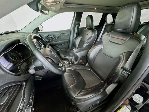 Used 2019 Jeep Cherokee Trailhawk w/ Comfort/Convenience Group AWD/4WD image 20
