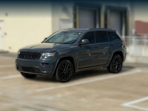 Used 2018 Jeep Grand Cherokee Altitude image 3