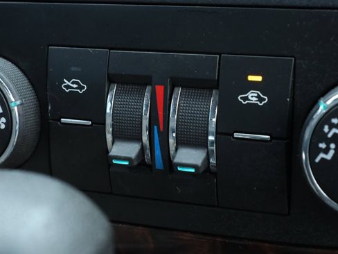 Used 2016 Chevrolet Impala LT w/ LT Sunroof Package image 11