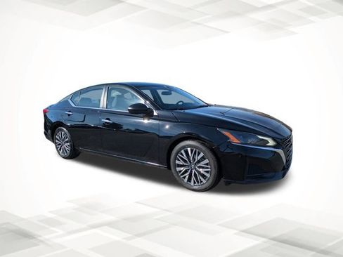 Used 2024 Nissan Altima 2.5 SV image 2