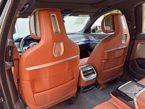 Used 2024 BMW i7 eDrive50 w/ M Sport Package RWD image 39