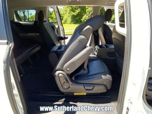Used 2025 Kia Carnival FWD image 31