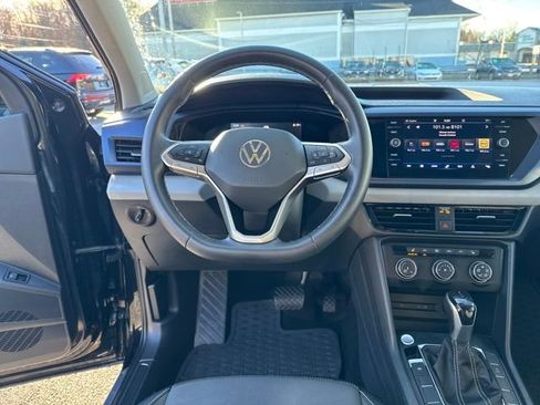Certified 2022 Volkswagen Taos SE w/ Panoramic Sunroof Package image 16