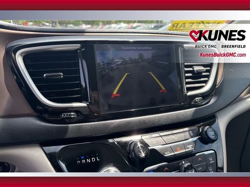 Used 2018 Chrysler Pacifica Touring-L FWD image 24
