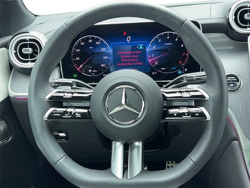 Used 2025 Mercedes-Benz GLC 300 4MATIC image 18