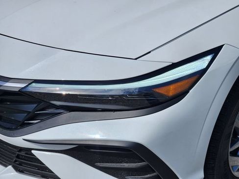 Used 2025 Hyundai Elantra Hybrid FWD image 7