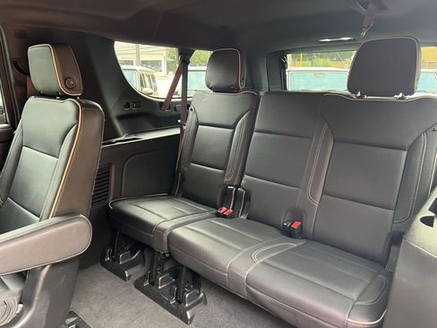 Used 2022 GMC Yukon XL SLT w/ SLT Luxury Package image 29