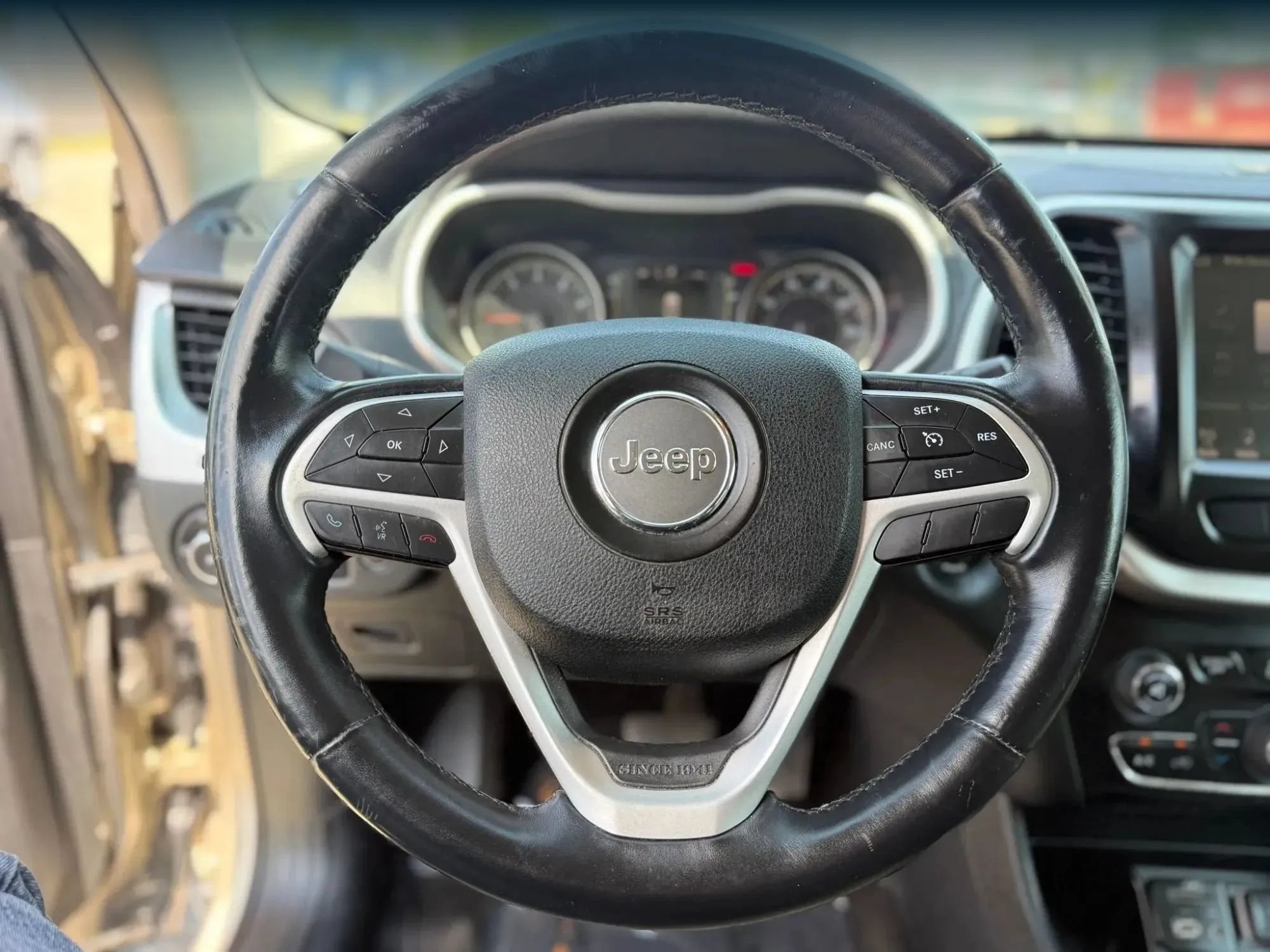 Used 2015 Jeep Cherokee Latitude w/ Comfort/Convenience Group FWD image 23
