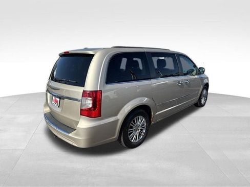 Used 2015 Chrysler Town & Country Touring-L w/ Driver Convenience Group FWD image 4