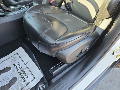 Used 2019 Jeep Cherokee Latitude Plus w/ Comfort/Convenience Group image 33