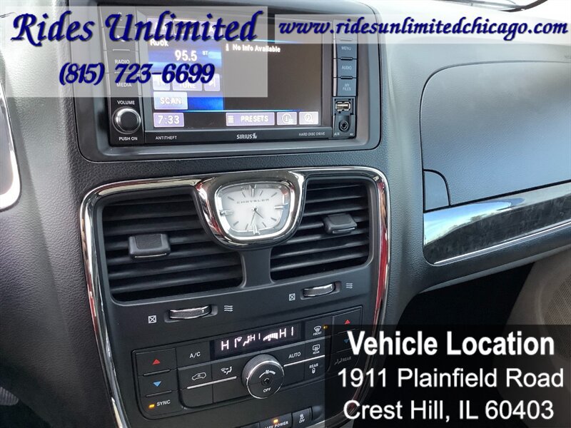 Used 2014 Chrysler Town & Country Touring FWD image 17