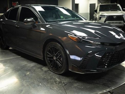 Used 2025 Toyota Camry SE image 5