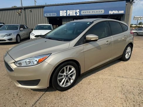 Used 2017 Ford Focus SE FWD image 3