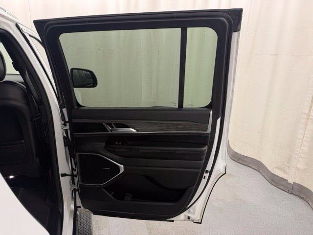 Used 2024 Jeep Wagoneer Series II w/ Flexible Seating Group AWD/4WD image 12