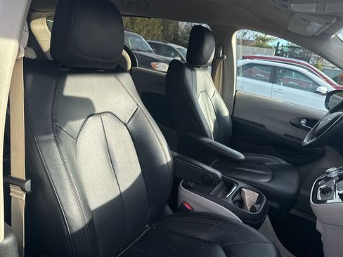 Used 2020 Chrysler Pacifica Touring-L image 17